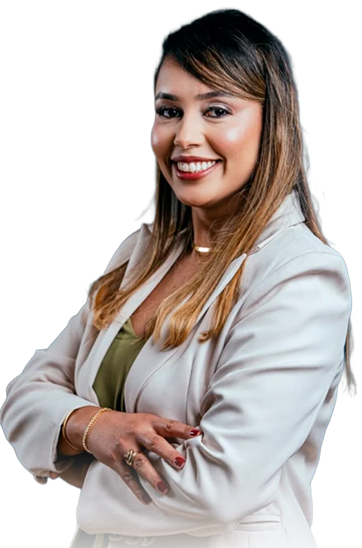 Thais Lourenço, advogada, de braços cruzados